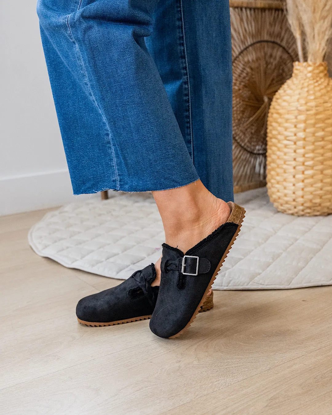 NEW! Very G Iris Slides - Black